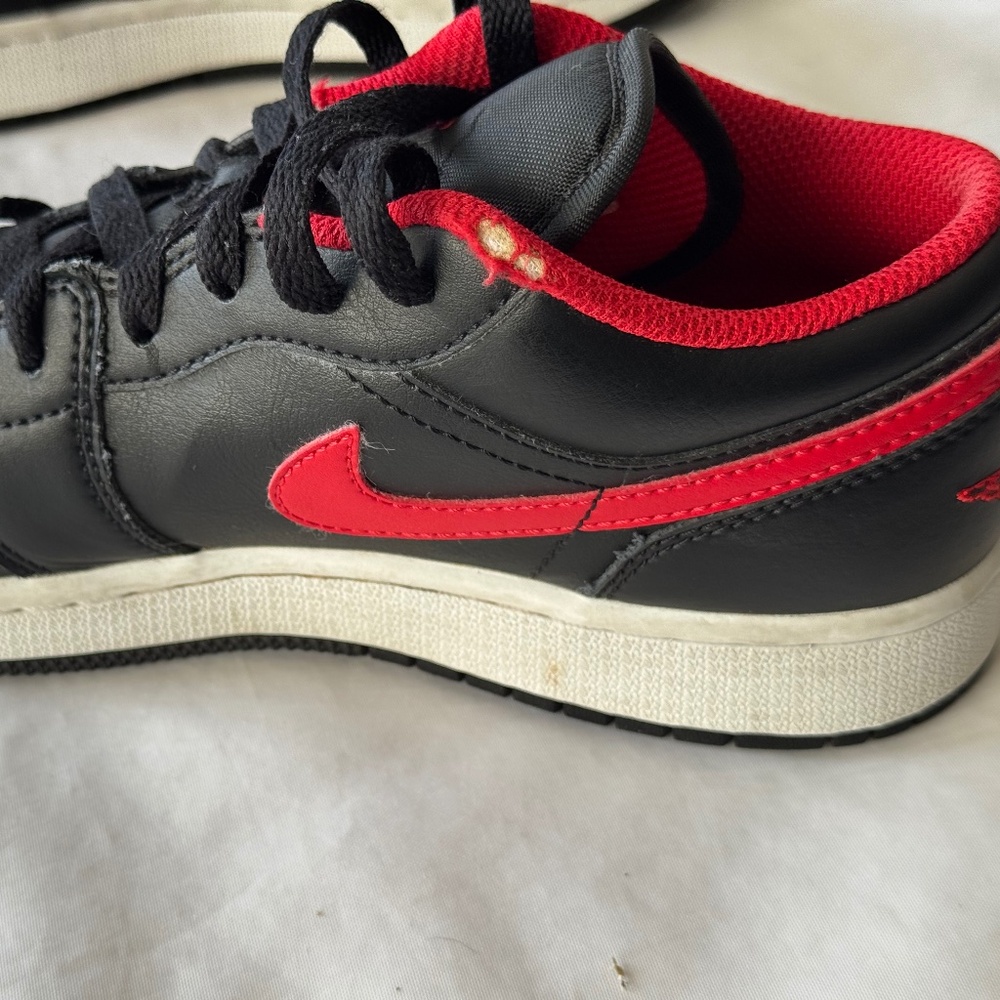 Nike Air Jordon 1 Low 4.5 Youth Black/White/Fire Red - Picture 5 of 14